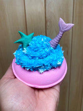 Load image into Gallery viewer, Mermaid Bubble Bath Bomb.
