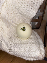 Load image into Gallery viewer, Floral Bath Bomb.
