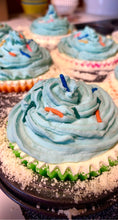 Load image into Gallery viewer, Cupcake Bath Bomb.
