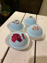 Load image into Gallery viewer, Floral Bath Bomb.
