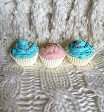 Load image into Gallery viewer, Cupcake Bath Bomb.
