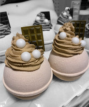 Load image into Gallery viewer, S&#39;mores Bubble Bath Bomb.
